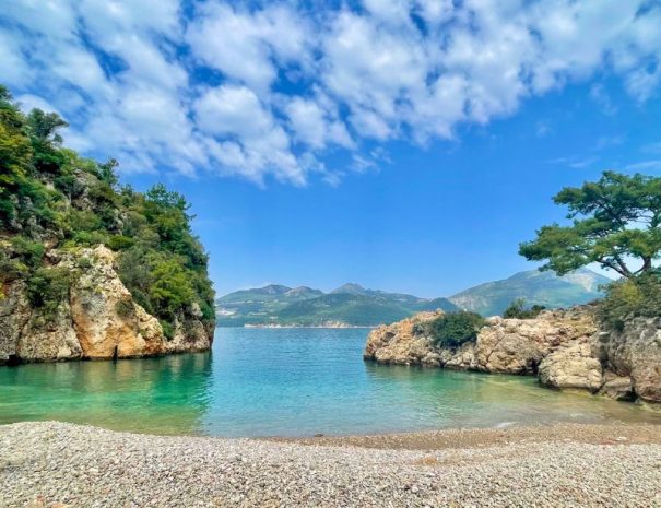 Atemberaubender Meerblick auf eine türkisfarbene Bucht an der lykischen Küste – umgeben von grünen Pinien und Felsen.